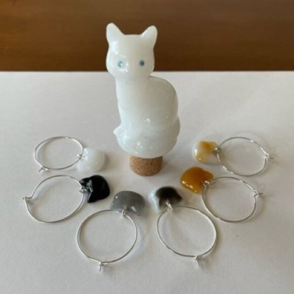 White Cat Wine Bottle Stopper with (6) Kitten Wine Glass Charms - Picture 2 of 7